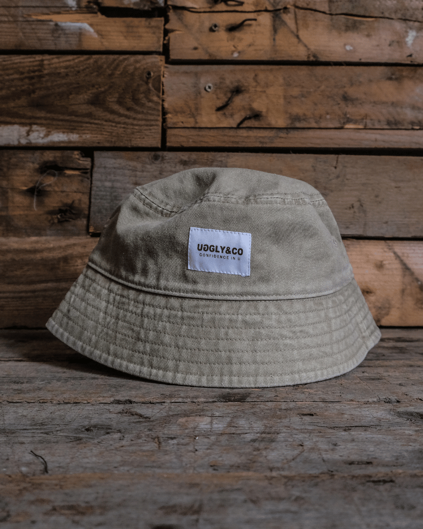 Acid wash beige bucket hat with vintage wash, Uggly&Co logo patch and soft worn finish for everyday street and casual style.