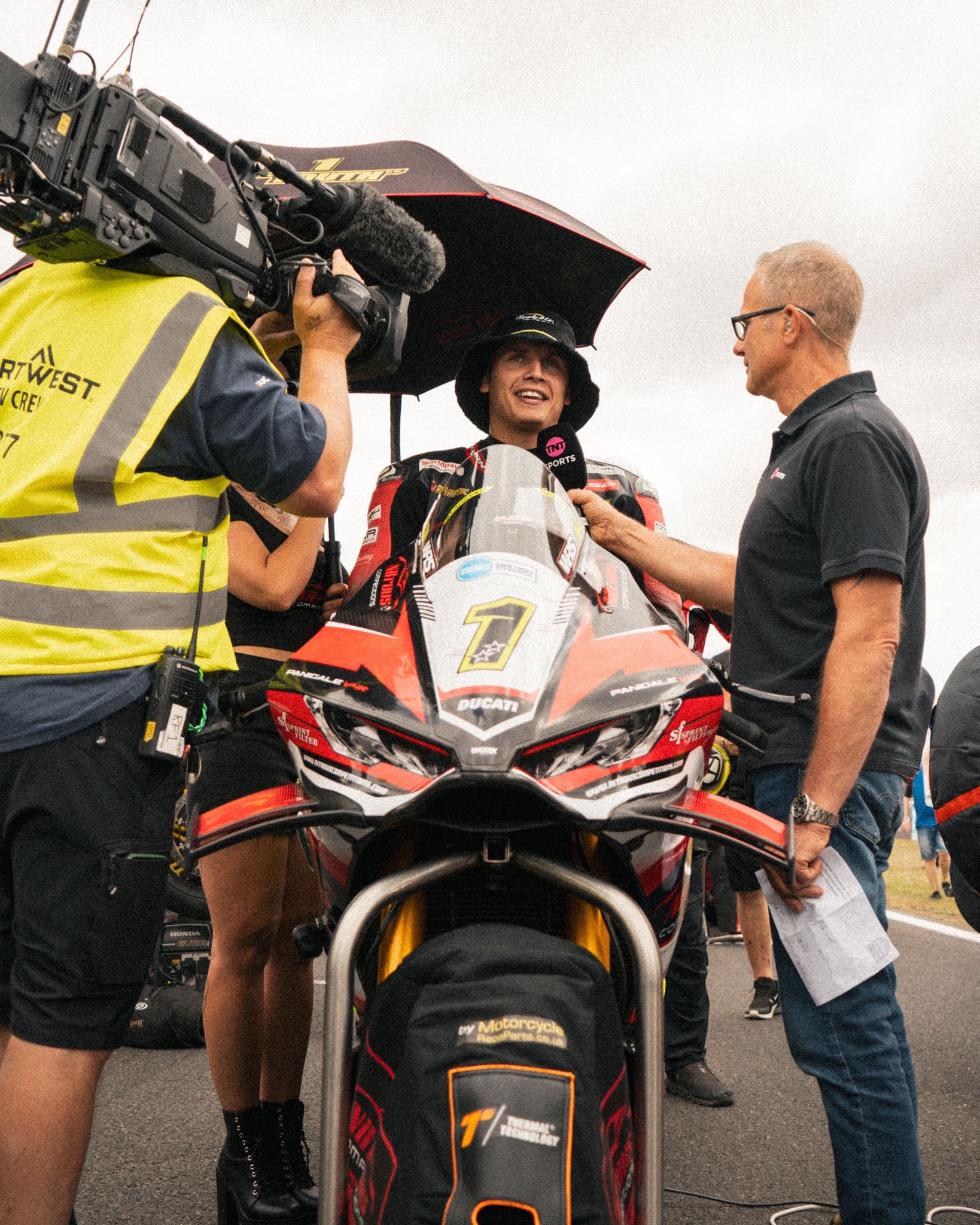Kyle Ryde on the BSB starting grid wearing the Diamond Bucket Hat with black and neon yellow details.