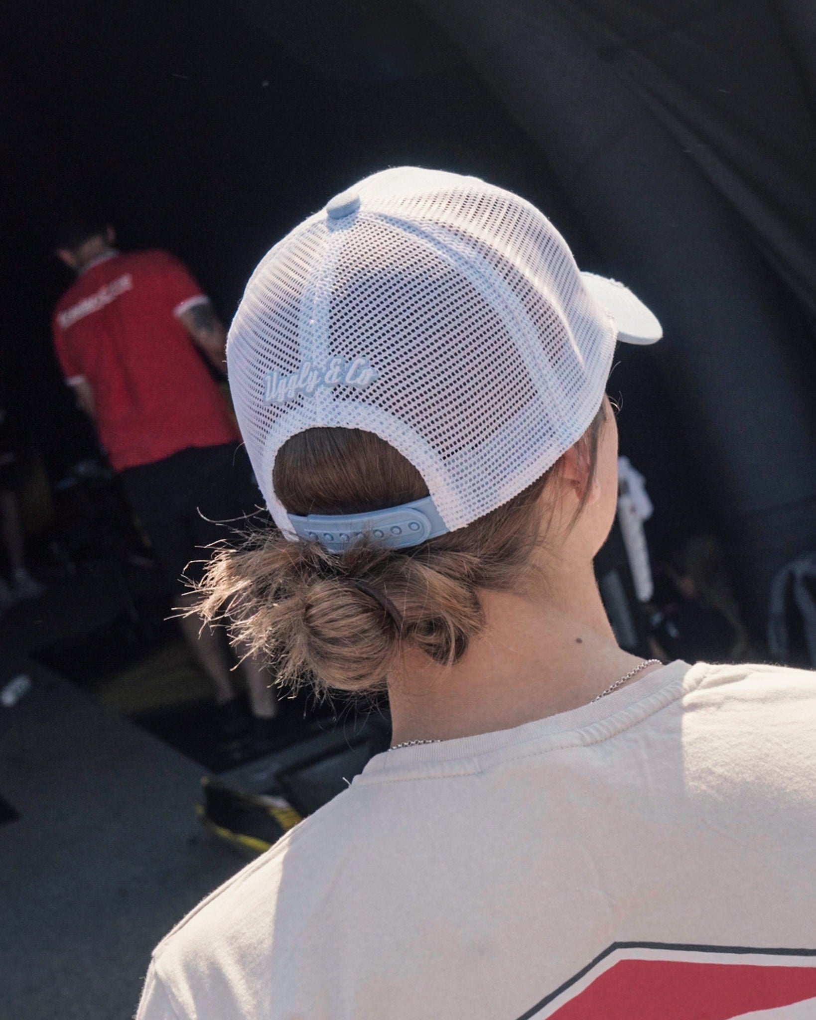 Rear mesh and adjustable fastening on the light blue and silver Diamond trucker hat