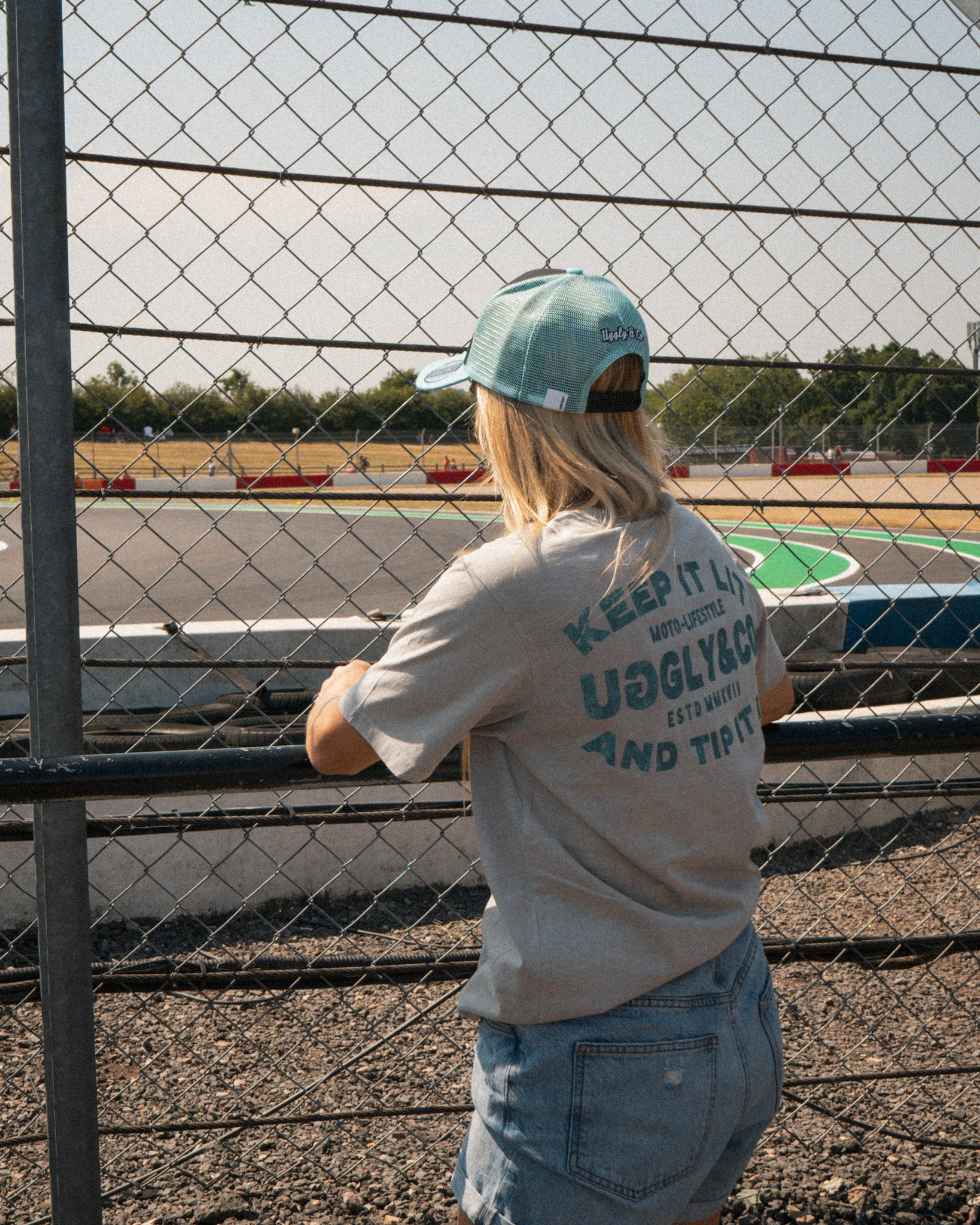 Rear mesh and adjustable fastening on the turquoise and black Retro Diamond trucker cap