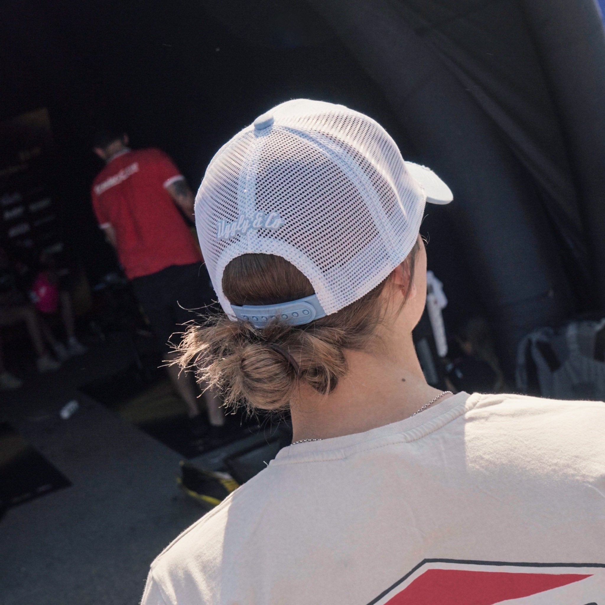 Rear mesh and adjustable fastening on the light blue and silver Diamond trucker hat