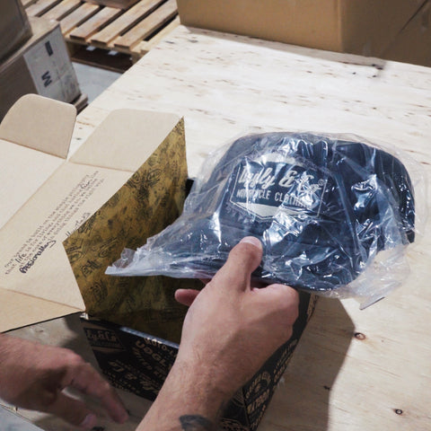 Unboxing the diamond logo black baseball cap, showing the packaging, design and product details.
