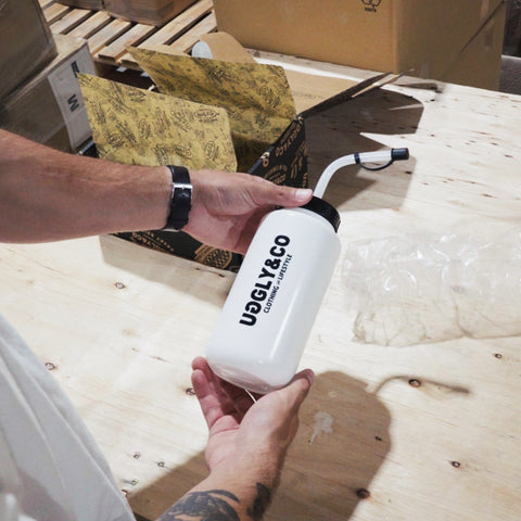 Unboxing the motorsport straw water bottle, showing the packaging, design and product details.