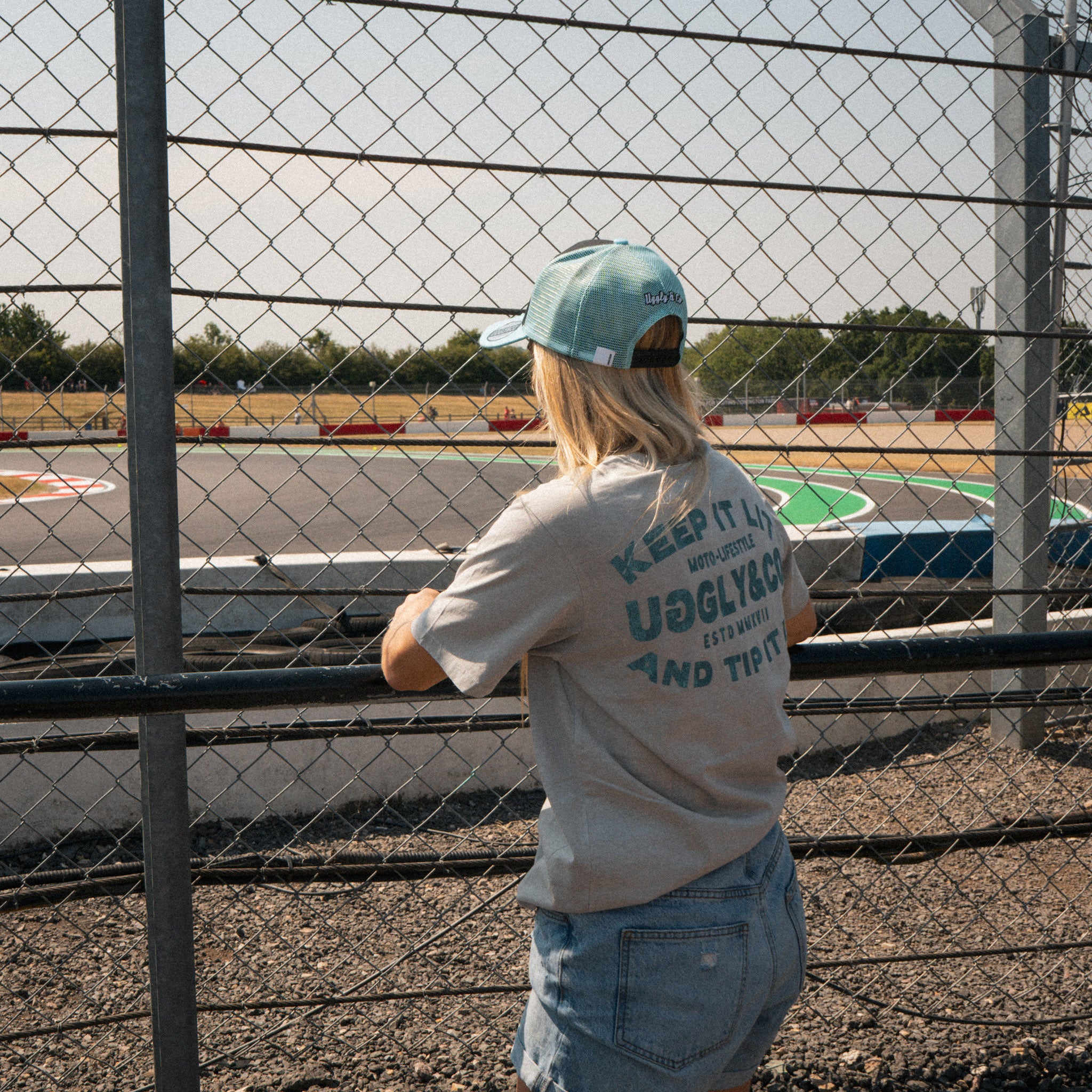 Rear mesh and adjustable fastening on the turquoise and black Retro Diamond trucker cap